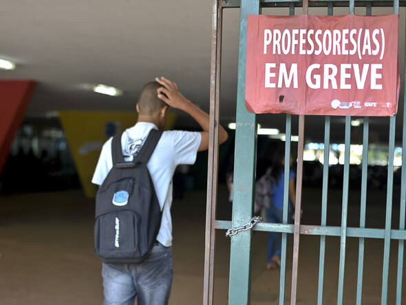 Sindicato dos professores negocia reajuste salarial com escolas