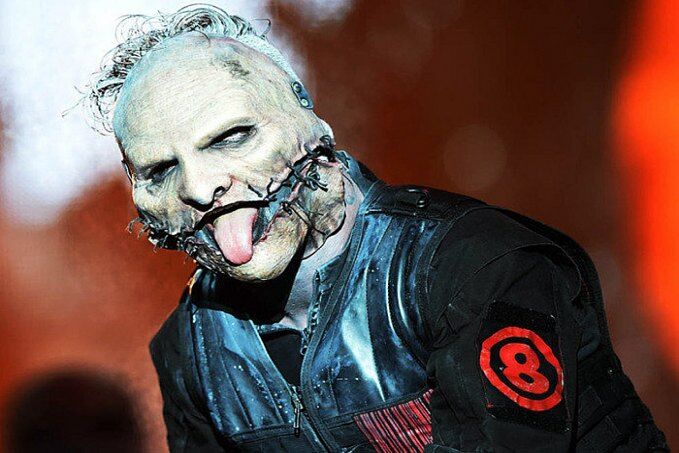 Vocalista do Slipknot dá tapa em celular de fã durante show Vocalista do Slipknot dá tapa em celular de fã durante show
