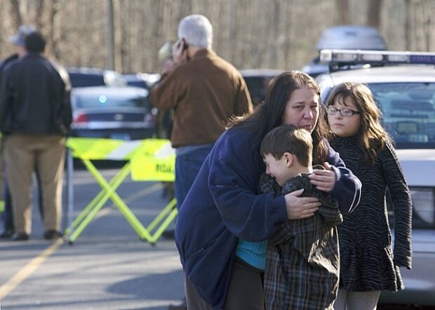 Sobre tragédia de Newtown, polícia afirma que atirador forçou entrada na escola Sobre tragédia de Newtown, polícia afirma que atirador forçou entrada na escola