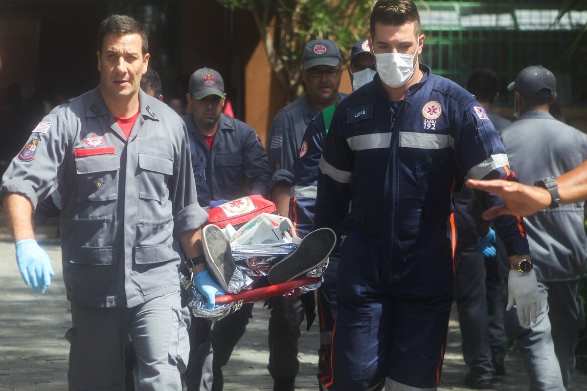 Sobe para 10 número de mortos em ataque de atiradores a escola em Suzano e esquadrão antibombas é chamado Sobe para 10 número de mortos em ataque de atiradores a escola em Suzano e esquadrão antibombas é chamado