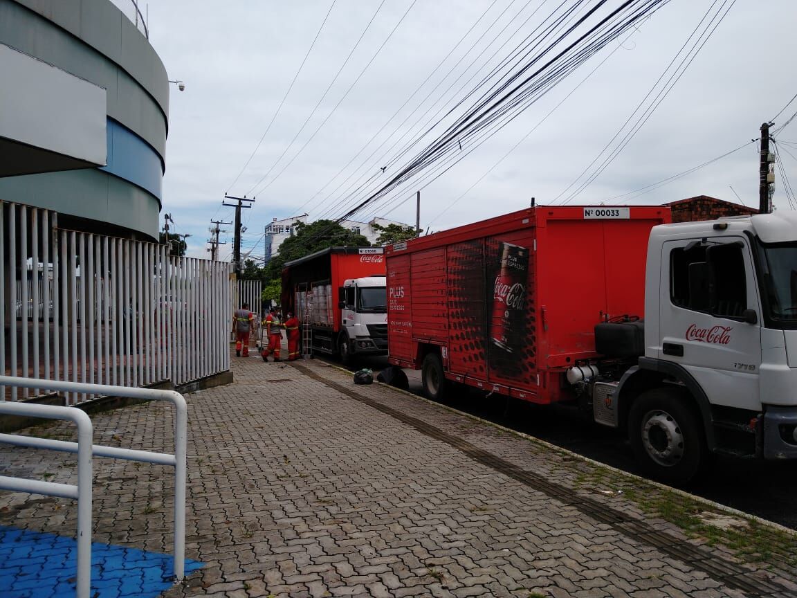 Solar Coca-Cola doa 11 mil litros de sucos e refrigerantes, além de garrafas para armazenamento de álcool 70% a instituições da Paraíba Solar Coca-Cola doa 11 mil litros de sucos e refrigerantes, além de garrafas para armazenamento de álcool 70% a instituições da Paraíba