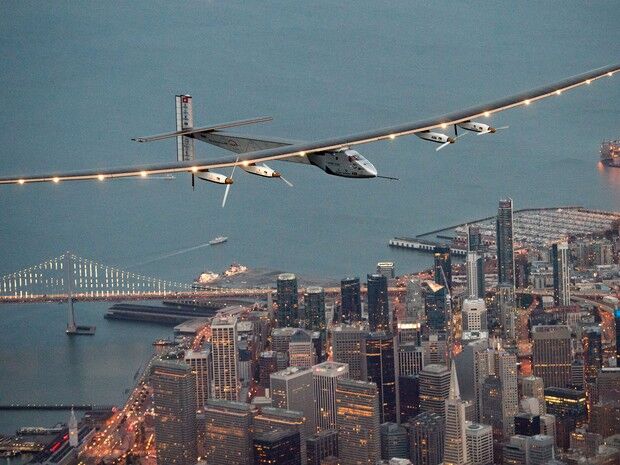 Avião movido a energia solar pousa na Califórnia após completar volta ao mundo Avião movido a energia solar pousa na Califórnia após completar volta ao mundo