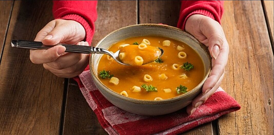 Sopa de legumes com argola para repor as energias pós carnaval Sopa de legumes com argola para repor as energias pós carnaval