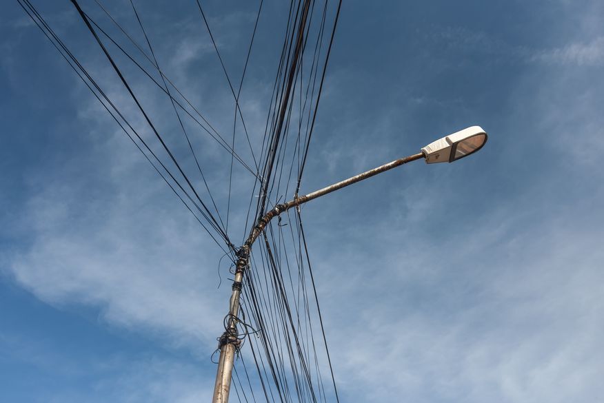 Funcionário de empresa de internet leva choque elétrico, desmaia e fica pendurando em poste em Patos Funcionário de empresa de internet leva choque elétrico, desmaia e fica pendurando em poste em Patos
