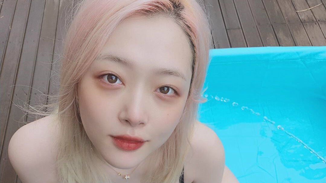 Sulli, ex-integrante do grupo de K-Pop f(x), é encontrada morta dentro de casa Sulli, ex-integrante do grupo de K-Pop f(x), é encontrada morta dentro de casa