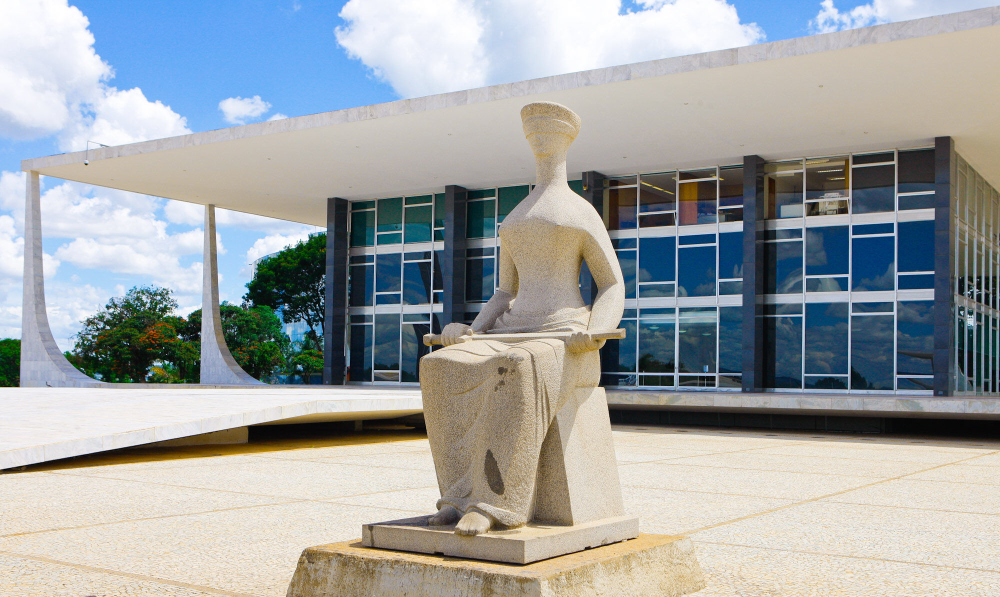 Maioria do STF torna ré acusada de escrever "Perdeu, mané" na estátua STF, acusada, brasil