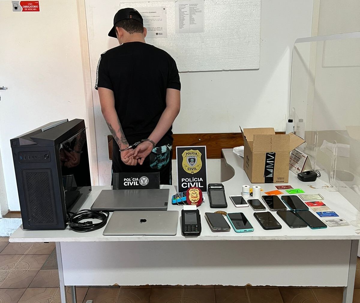 Hacker paraibano é preso suspeito de desviar quase meio milhão de reais de clientes de banco em Santa Catarina Hacker paraibano é preso suspeito de desviar quase meio milhão de reais de clientes de banco em Santa Catarina