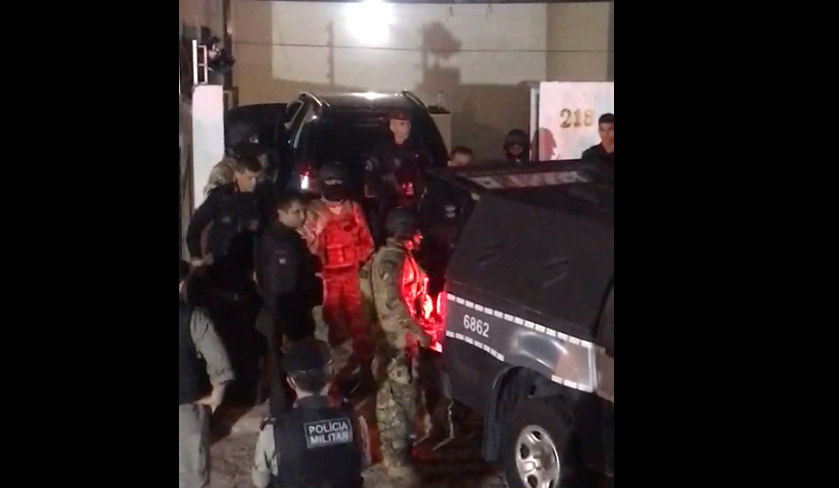 Suspeito de ter matado taxista se entrega à polícia após quase quatro horas de negociação Suspeito de ter matado taxista se entrega à polícia após quase quatro horas de negociação