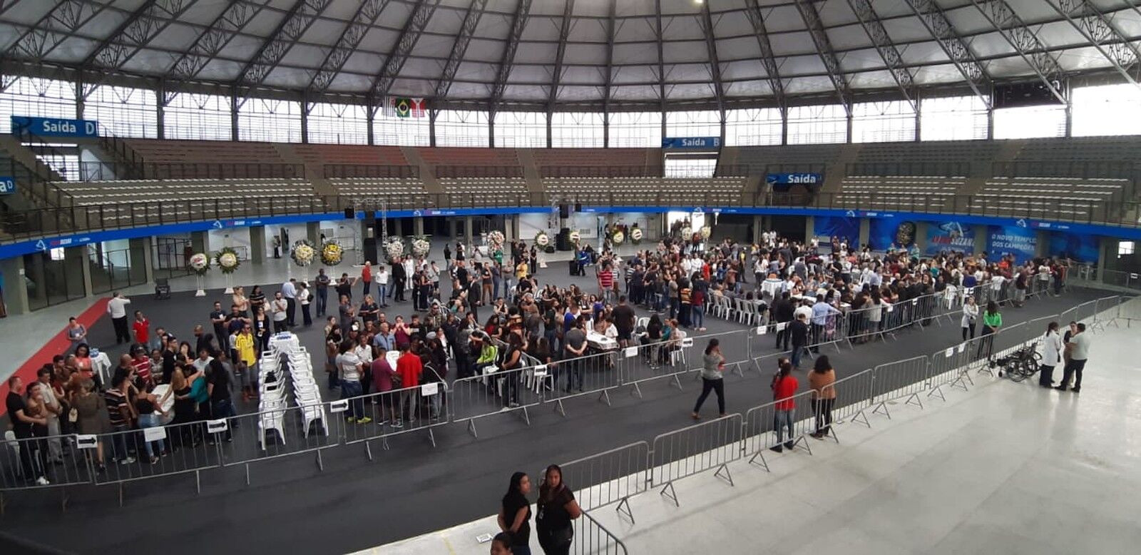Um dia depois da tragédia, corpos são velados na Arena Suzano Um dia depois da tragédia, corpos são velados na Arena Suzano