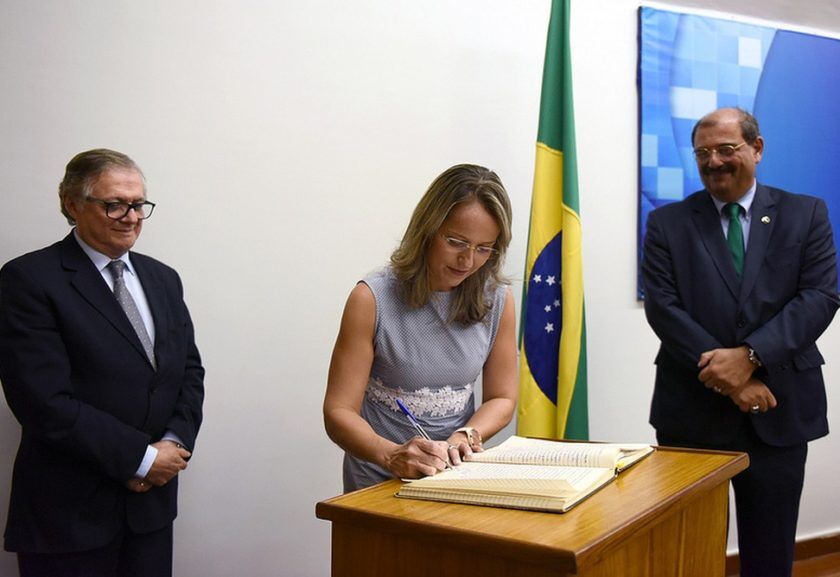 Secretária pede demissão do MEC após mudança na avaliação da alfabetização Secretária pede demissão do MEC após mudança na avaliação da alfabetização