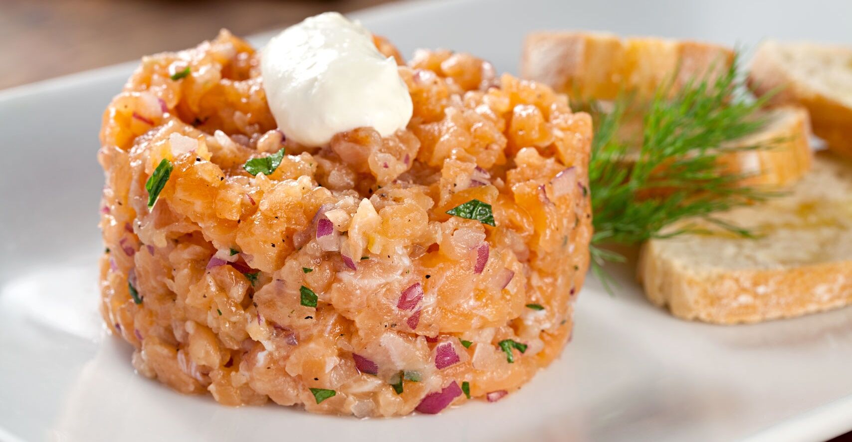 Tartar de salmão com raspa de limão, uma receita diferenciada que dará água na boca de todo mundo Tartar de salmão com raspa de limão, uma receita diferenciada que dará água na boca de todo mundo