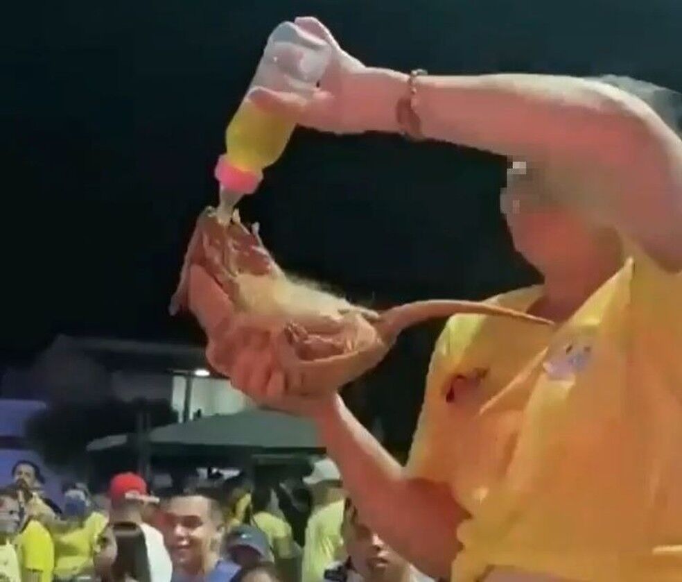 Em comemoração, eleitores dão bebida alcoólica a tatu-bola; imagens causaram indignação nas redes sociais Em comemoração, eleitores dão bebida alcoólica a tatu-bola; imagens causaram indignação nas redes sociais