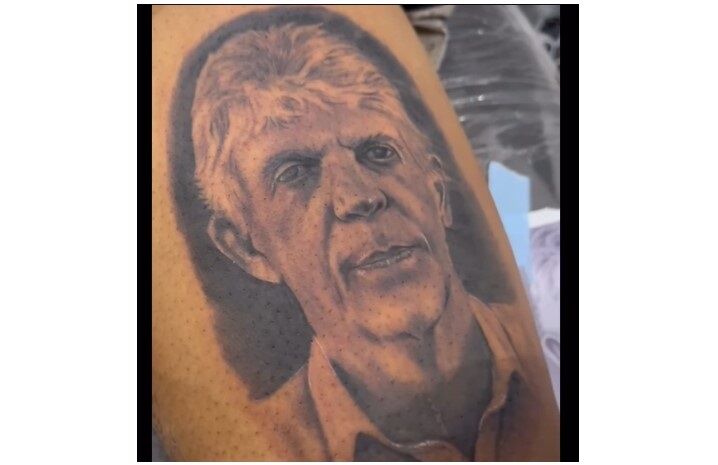 Jovem tatua rosto do ex-governador Ricardo Coutinho na coxa esquerda, em João Pessoa, e viraliza nas redes sociais Jovem tatua rosto do ex-governador Ricardo Coutinho na coxa esquerda, em João Pessoa, e viraliza nas redes sociais