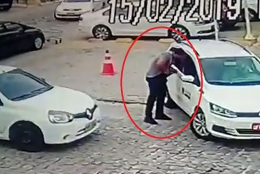 Corretor diz, em depoimento, que atirou porque pensou que taxista poderia pegar arma durante briga de trânsito em João Pessoa: "ele fez um caquiado" Corretor diz, em depoimento, que atirou porque pensou que taxista poderia pegar arma durante briga de trânsito em João Pessoa: "ele fez um caquiado"