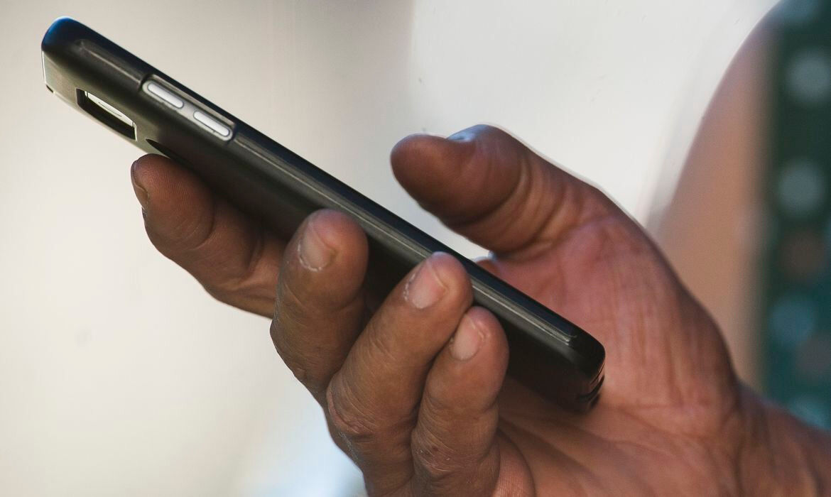 Psiquiatra defende período de adaptação antes de aplicar lei que proíbe celulares em escolas e avalia benefícios da medida homem mandado bayeux TELEFONE psiquiatra