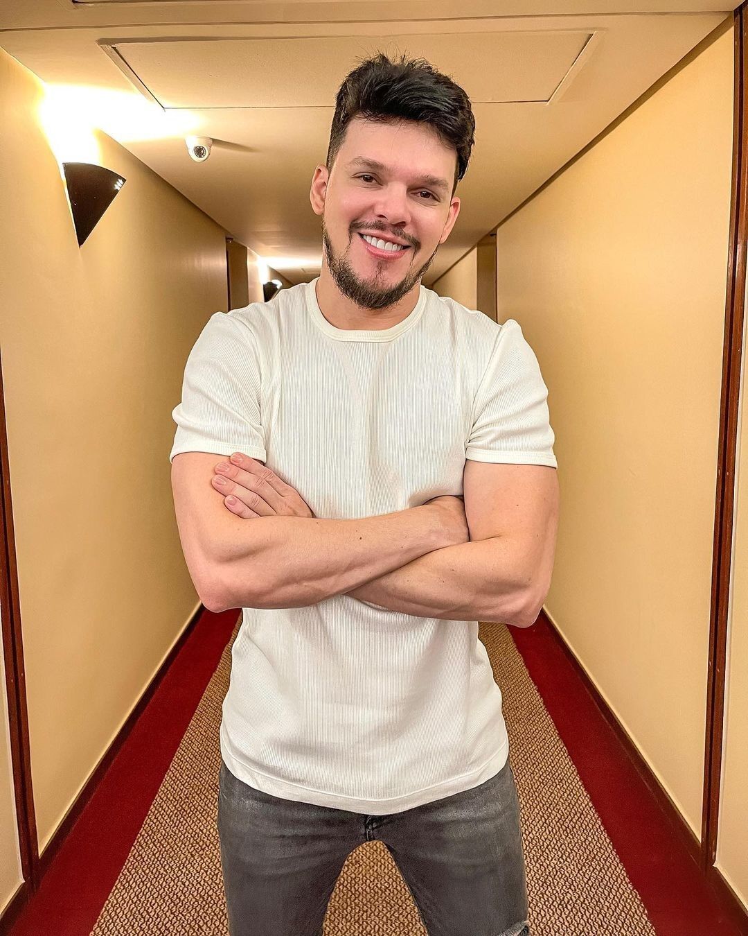 Cantor sertanejo Thiago Costa é internado após acidente e passa por cirurgia