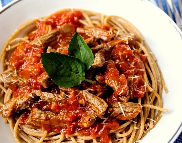 Tiras de filé mignon com molho de tomate Tiras de filé mignon com molho de tomate