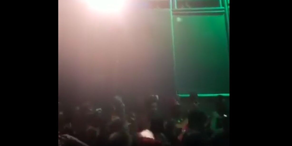 Vídeo flagra momento em que homem é assassinado a tiros no meio do desfile das Virgens de Tambaú Vídeo flagra momento em que homem é assassinado a tiros no meio do desfile das Virgens de Tambaú