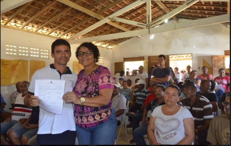 Famílias assentadas em Lucena recebem títulos provisórios do Incra Famílias assentadas em Lucena recebem títulos provisórios do Incra