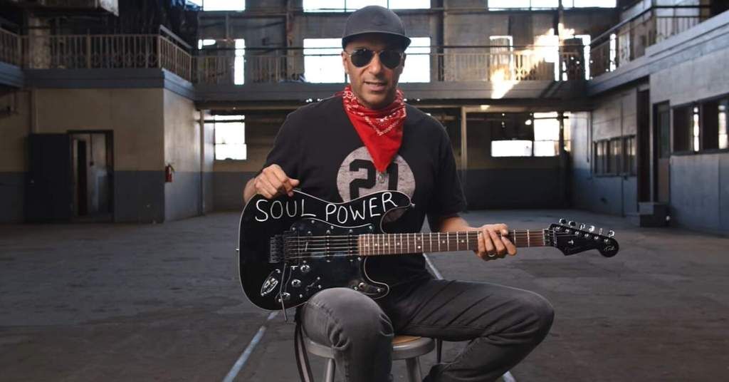 Guitarrista Tom Morello diz que fãs se decepcionam ao saberem que ele é negro