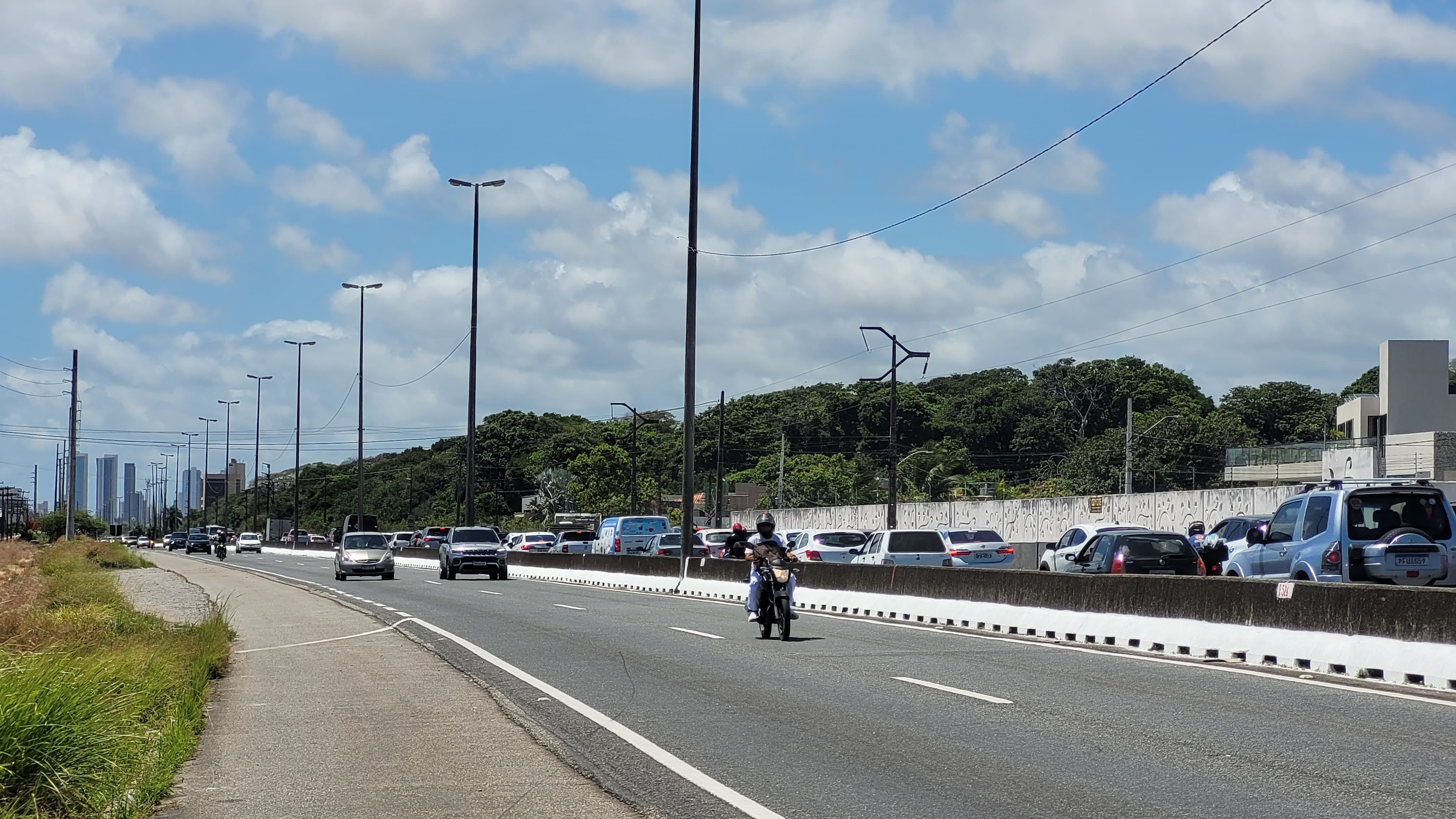 BR-230 registra engarrafamento quilométrico devido a acidente e inauguração de supermercado