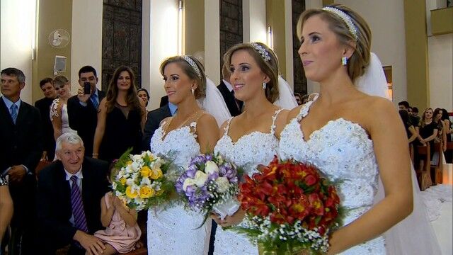Trigêmeas inseparáveis se casam juntas com vestidos e alianças quase iguais no RS Trigêmeas inseparáveis se casam juntas com vestidos e alianças quase iguais no RS