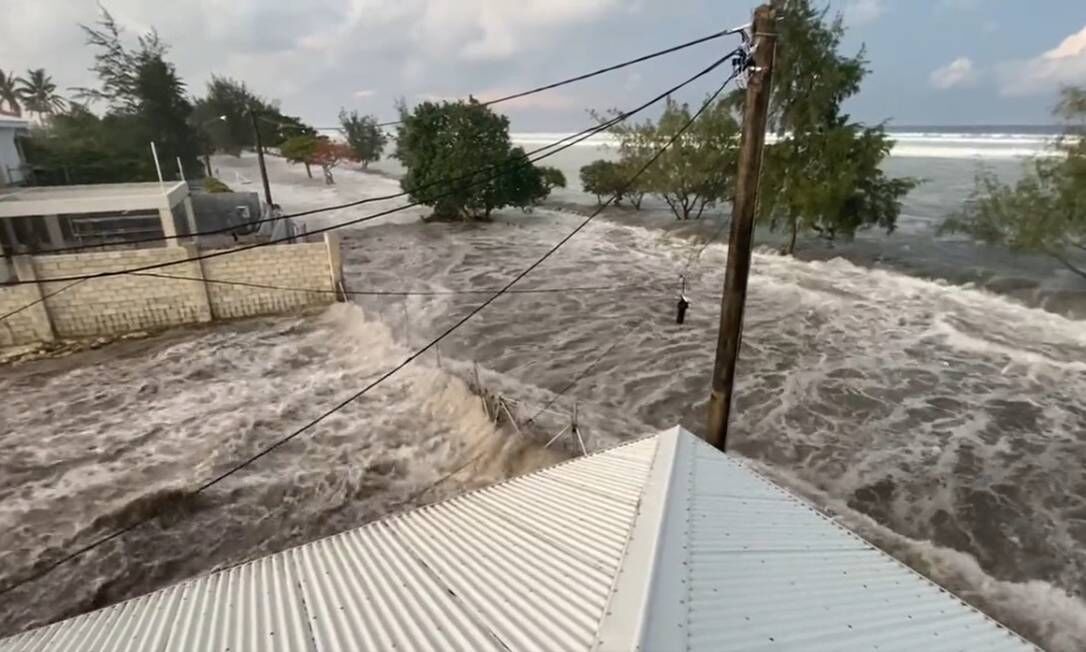 Erupção de vulcão em Tonga provoca tsunami no sul do Pacífico; EUA alertam para maremoto na Costa Oeste Erupção de vulcão em Tonga provoca tsunami no sul do Pacífico; EUA alertam para maremoto na Costa Oeste
