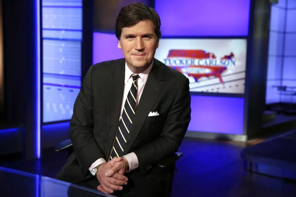 Apresentador Tucker Carlson deixa Fox News Apresentador Tucker Carlson deixa Fox News