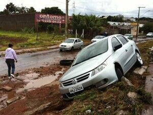 Uberlândia amanhece em meio a entulhos e prejuízos após temporal Uberlândia amanhece em meio a entulhos e prejuízos após temporal