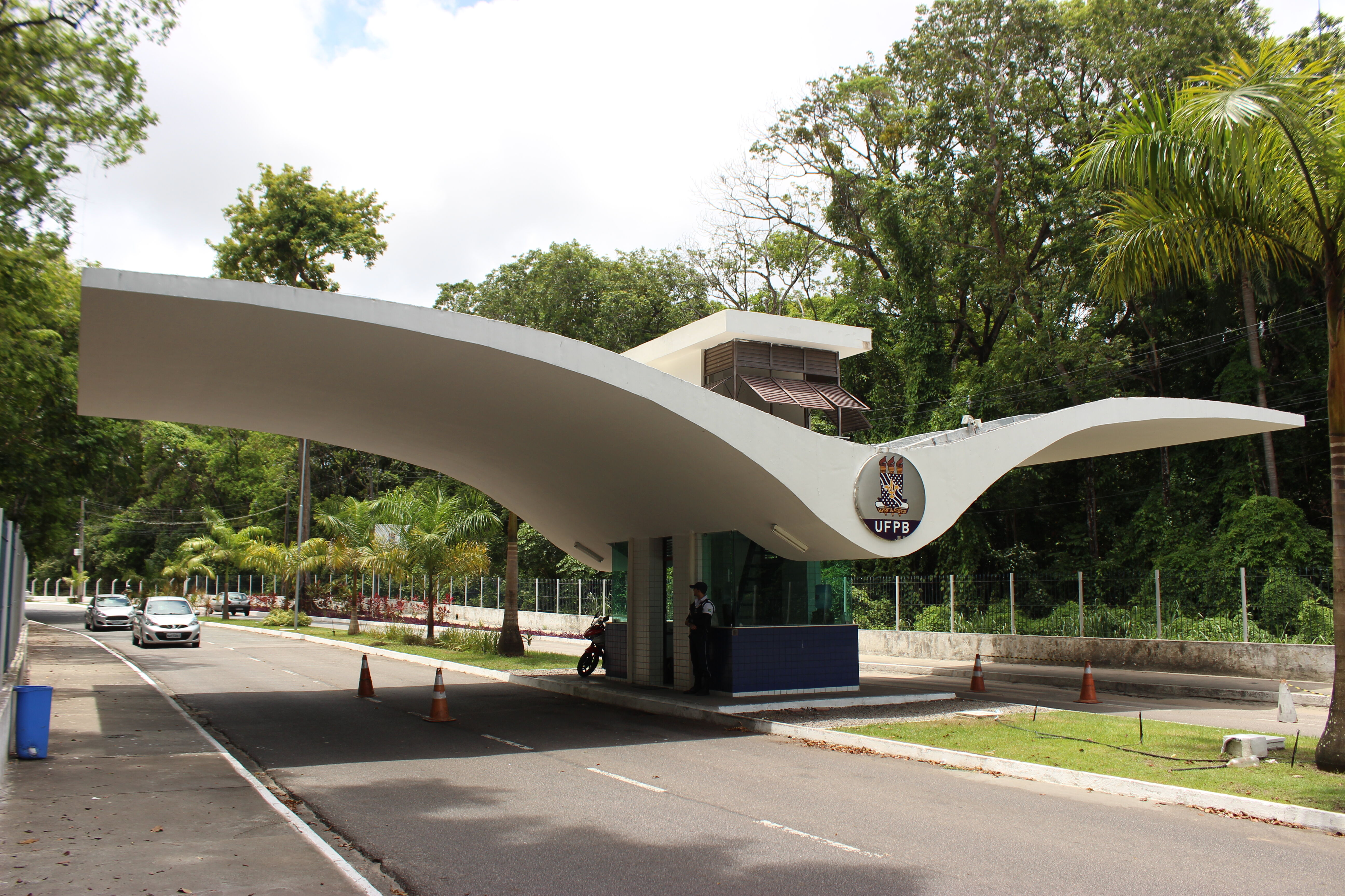 UFPB lança hoje edital de concurso com mais de 100 vagas para técnicos administrativos Entrada do Campus I da UFPB, em João Pessoa.