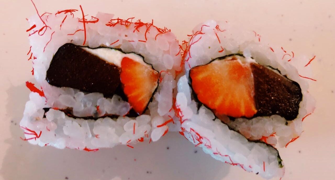 Uramaki de morango, goiabada e cream cheese: uma sobremesa que combina com qualquer situação Uramaki de morango, goiabada e cream cheese: uma sobremesa que combina com qualquer situação