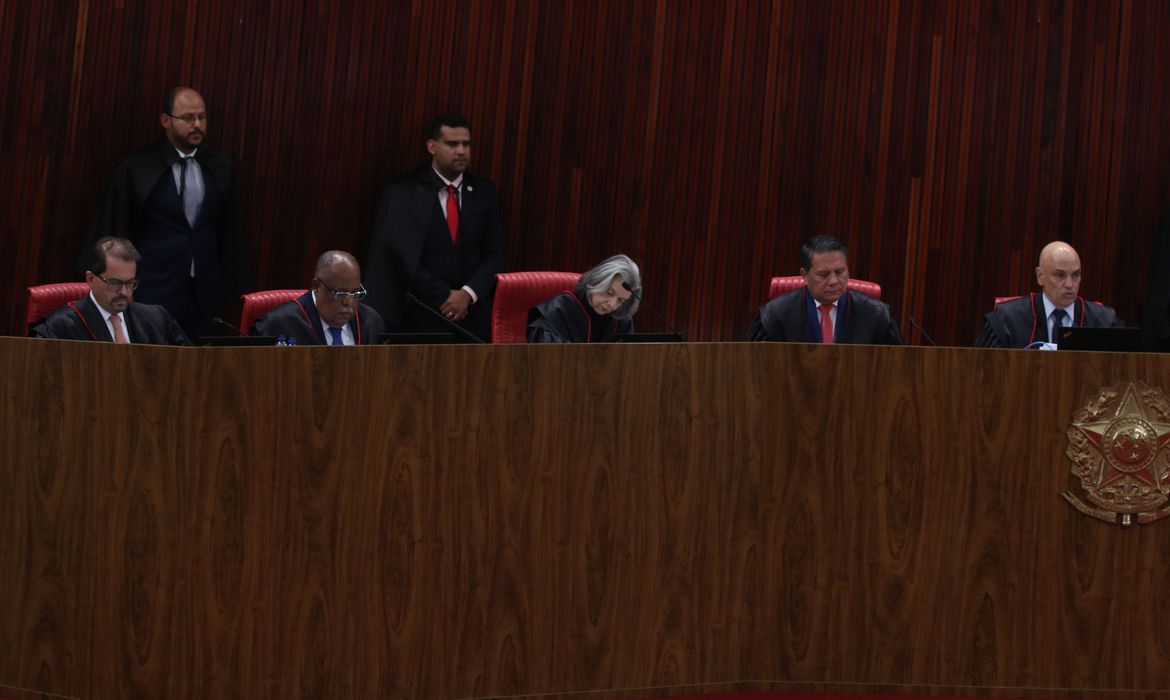 Cármen Lúcia acompanha voto do relator e TSE tem maioria para deixar Bolsonaro inelegível Cármen Lúcia acompanha voto do relator e TSE tem maioria para deixar Bolsonaro inelegível