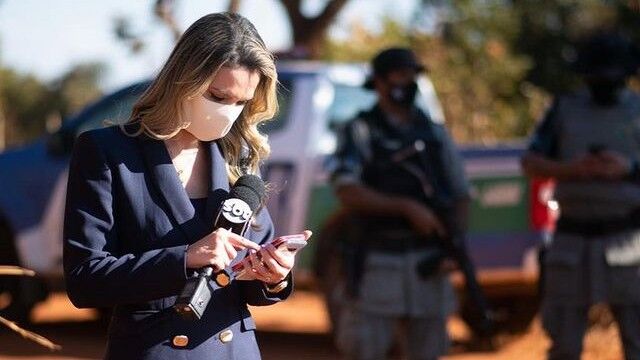 Repórter do SBT é mordida por pitbull em cobertura sobre caso Lázaro