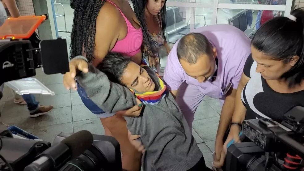 Morre menina imprensada por carro alegórico depois do desfile da Em Cima da Hora na Sapucaí Morre menina imprensada por carro alegórico depois do desfile da Em Cima da Hora na Sapucaí