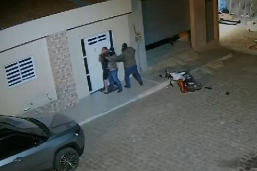 Assaltantes rendem e roubam carro de luxo e R$ 10 mil de presidente de Câmara de Vereadores em Desterro Assaltantes rendem e roubam carro de luxo e R$ 10 mil de presidente de Câmara de Vereadores em Desterro