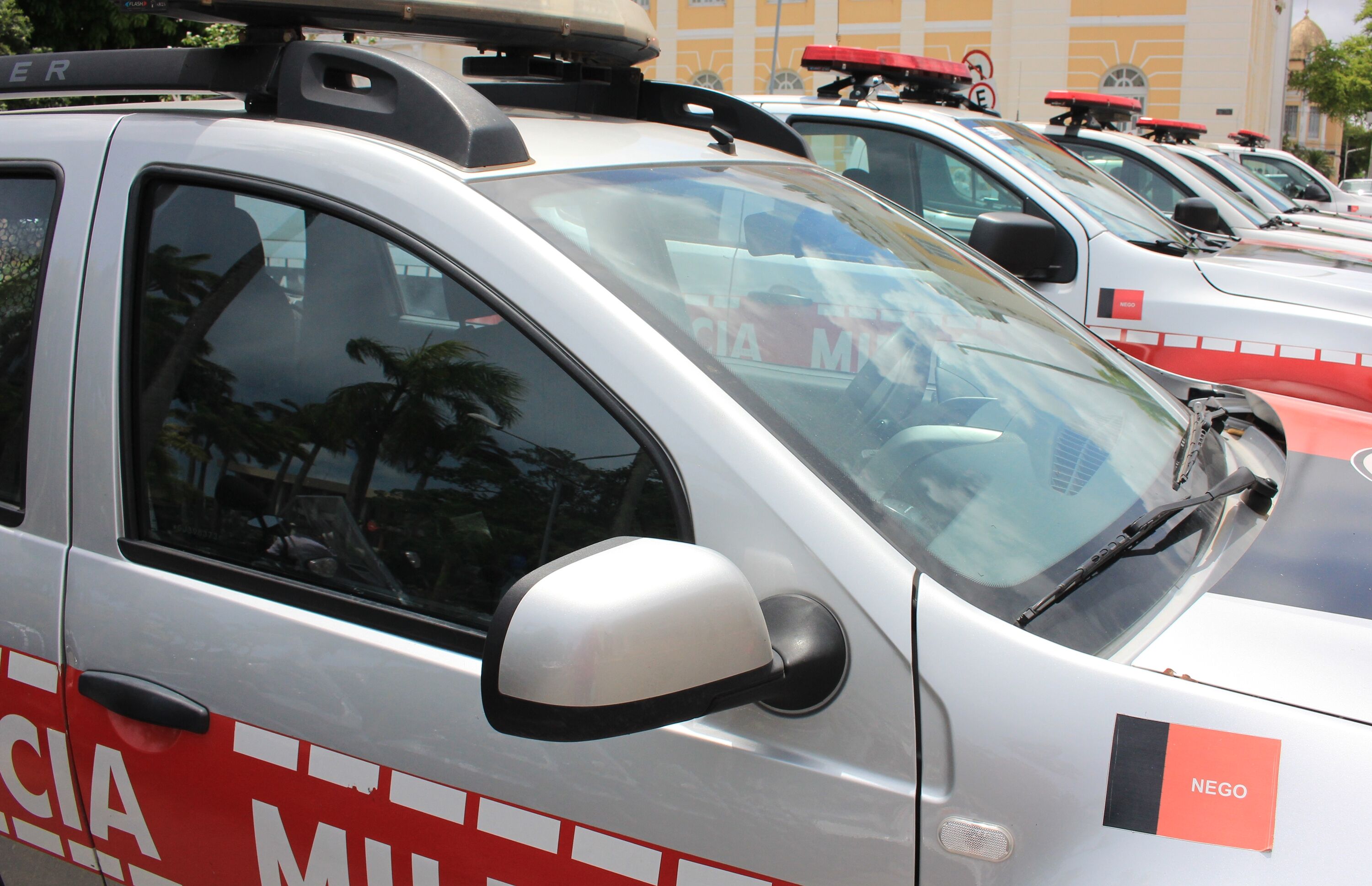 Criminosos batem carro ao tentar fugir de abordagem policial em Mamanguape Bandidos atiraram contra policiais