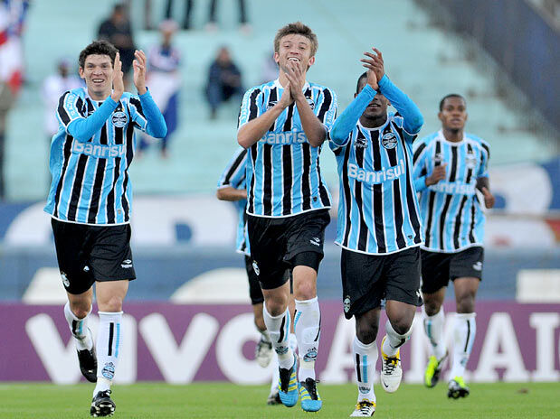 Viçosa faz 2, Grêmio vence mais uma e mantém jejum do Bahia Viçosa faz 2, Grêmio vence mais uma e mantém jejum do Bahia