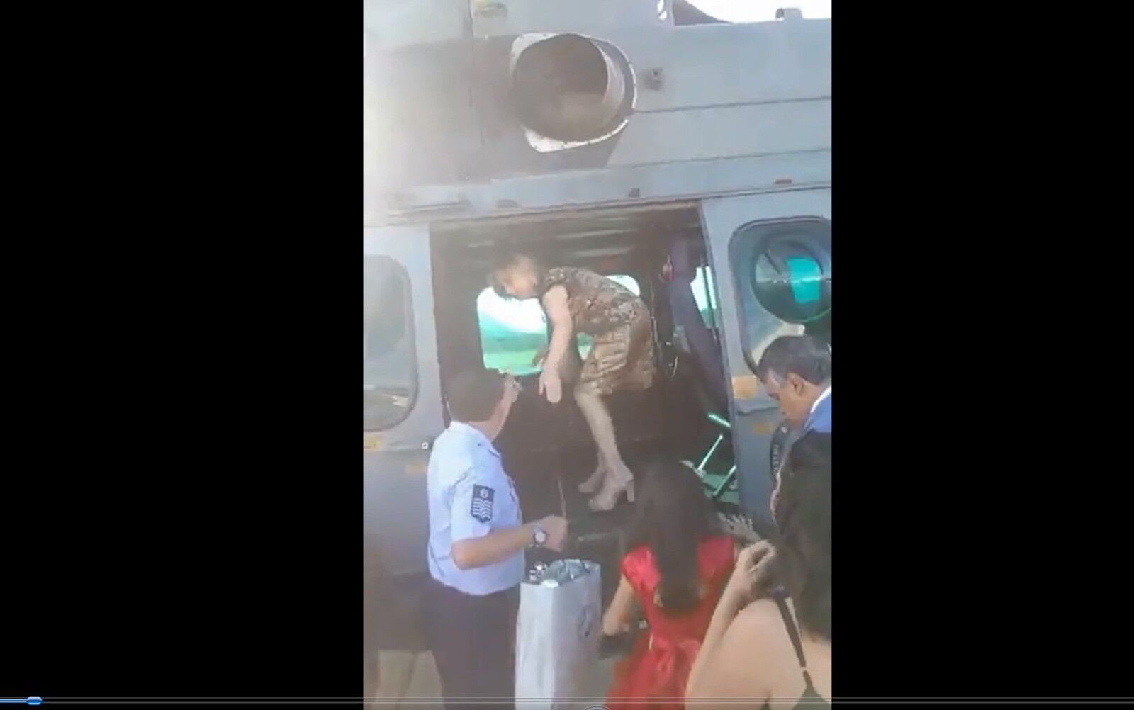 Parentes de Bolsonaro foram a casamento de Eduardo em helicóptero da Presidência Parentes de Bolsonaro foram a casamento de Eduardo em helicóptero da Presidência