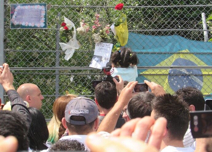 Vinte mil pessoas enchem Tamburello de vida nos 20 anos do adeus a Senna Vinte mil pessoas enchem Tamburello de vida nos 20 anos do adeus a Senna