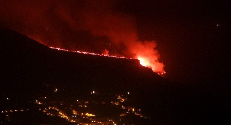 La Palma ganha mais de 10 hectares após lava atingir o mar