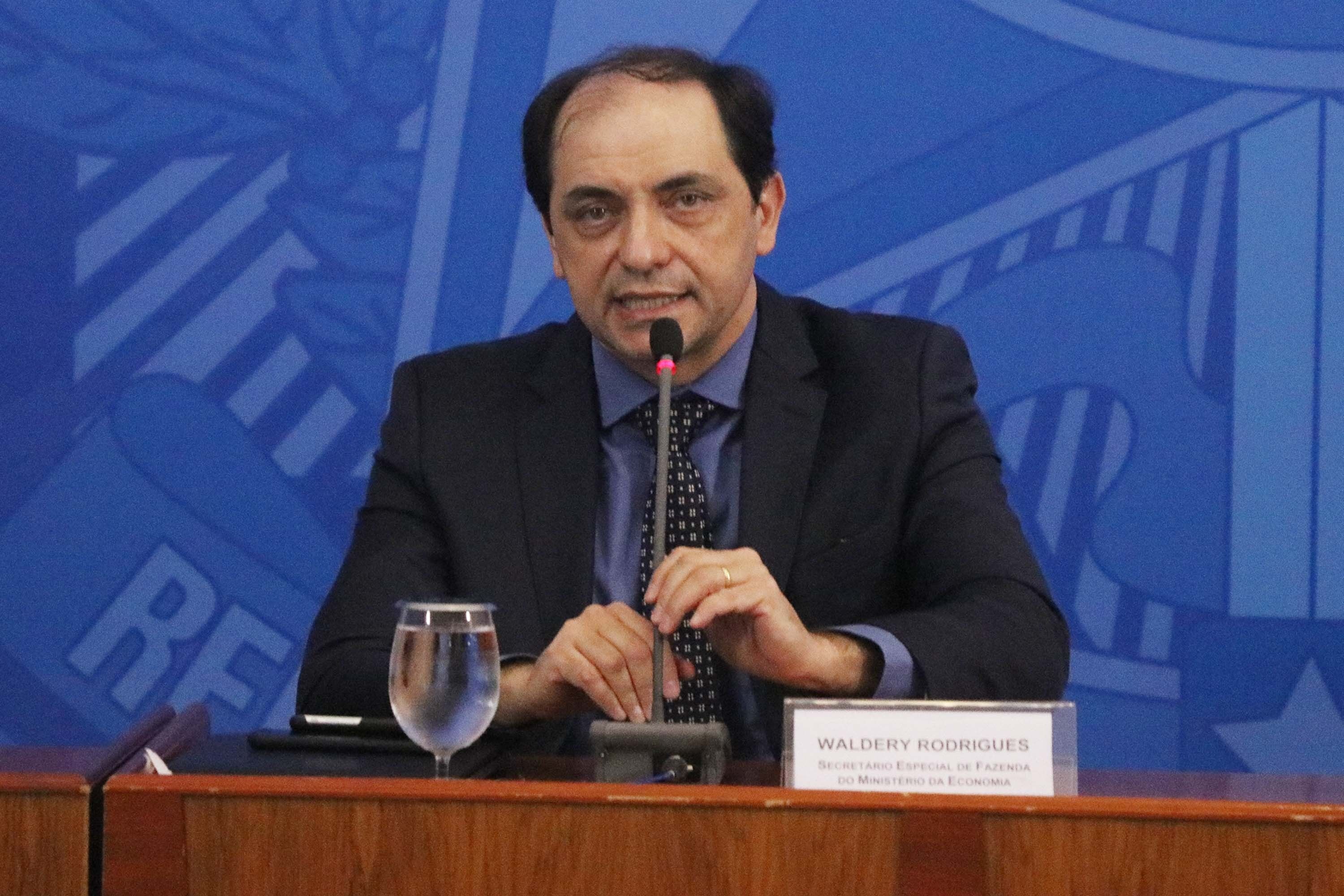 'Fomos atingidos por um meteoro que impacta o equilíbrio fiscal', diz secretário da Fazenda ao comentar socorro aos estados 'Fomos atingidos por um meteoro que impacta o equilíbrio fiscal', diz secretário da Fazenda ao comentar socorro aos estados