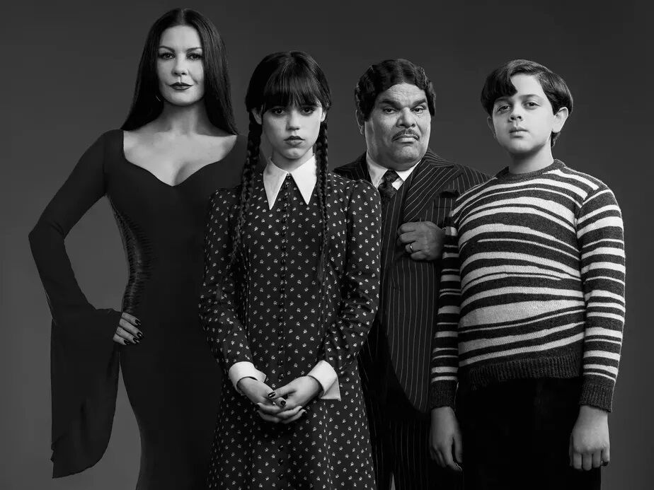 Catherine Zeta-Jones aparece como Mortícia em foto da Família Addams de Tim Burton