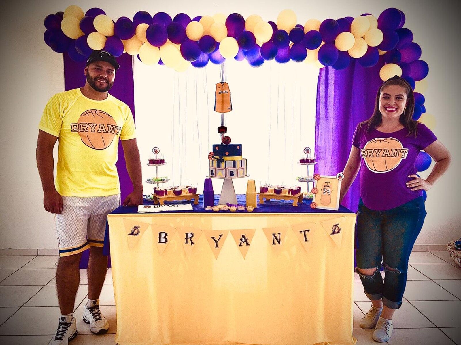 Fã de Kobe Bryant, casal prepara chá de bebê do Lakers e recebe notícia da morte do jogador durante a festa