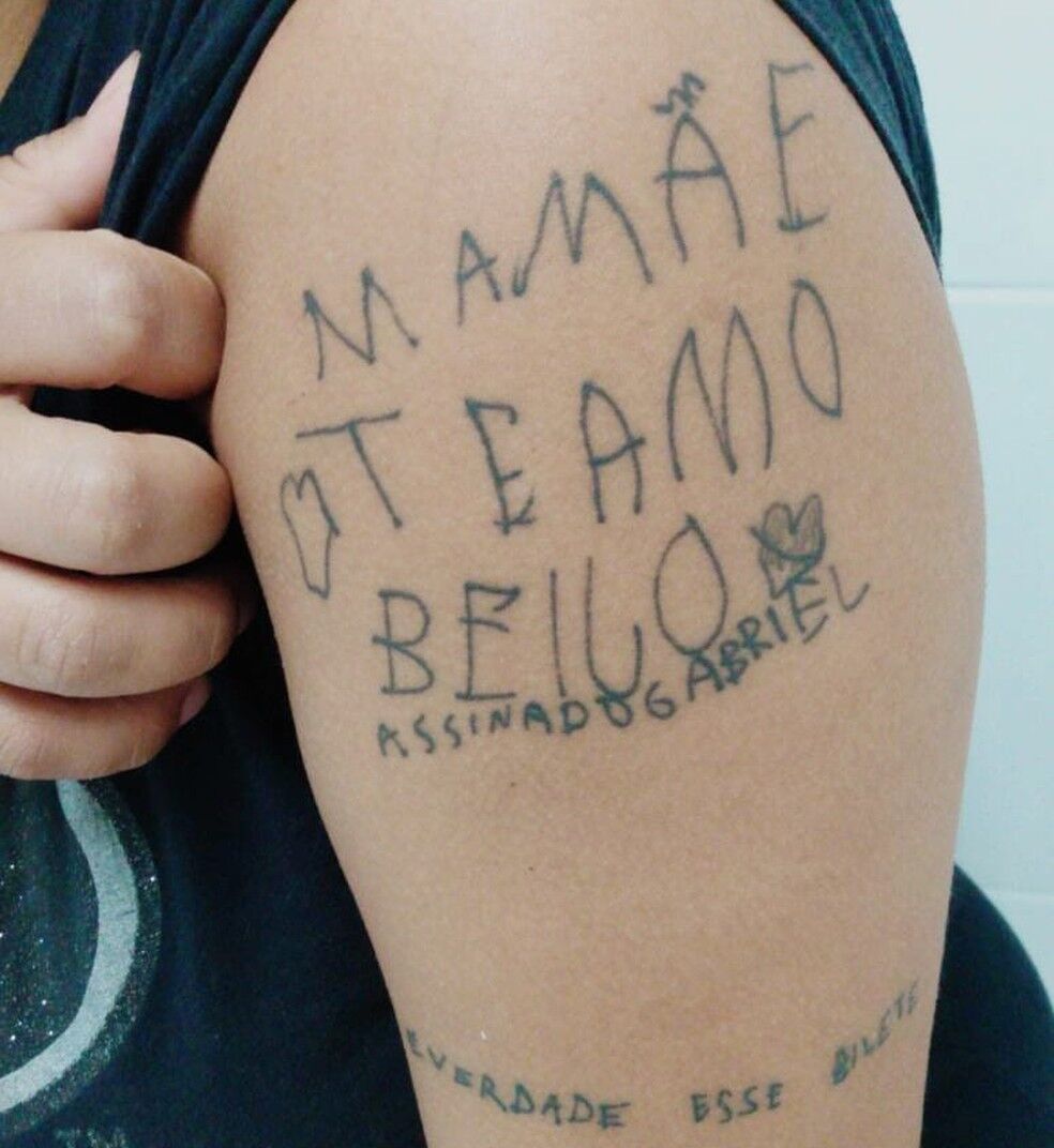 'É verdade esse bilete' vira tatuagem da mãe de garoto que viralizou com pedido para faltar na aula
