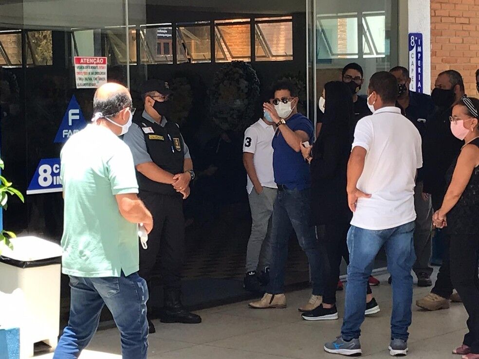 Zezé Di Camargo, parentes, famosos e autoridades participam do velório de Seu Francisco em Goiânia Zezé Di Camargo, parentes, famosos e autoridades participam do velório de Seu Francisco em Goiânia