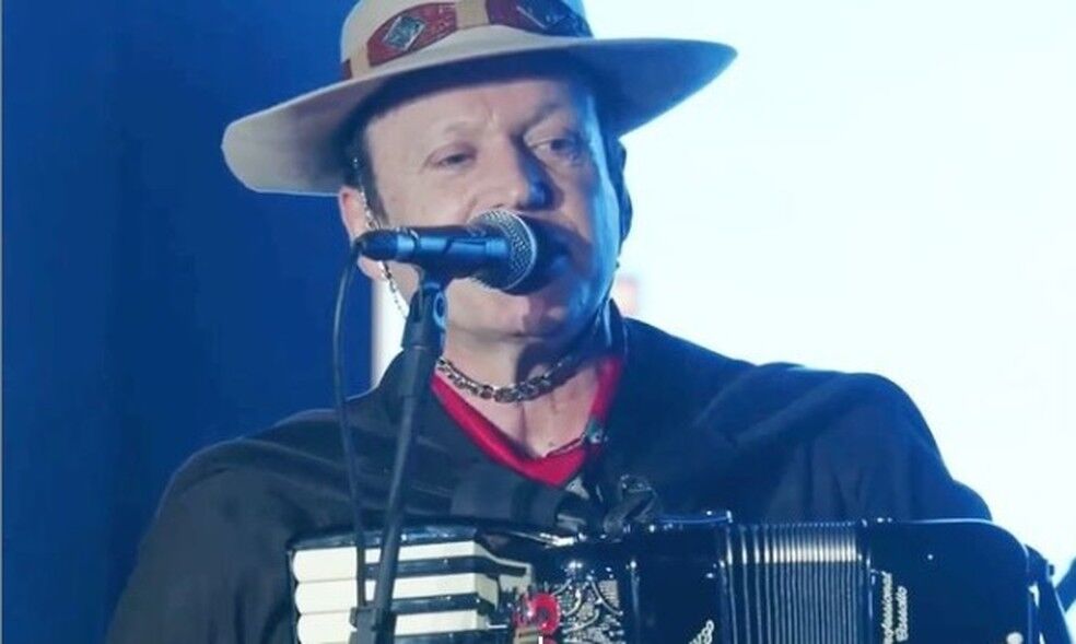 Vocalista da banda Garotos de Ouro morre em acidente com ônibus em Santa Catarina Vocalista da banda Garotos de Ouro morre em acidente com ônibus em Santa Catarina