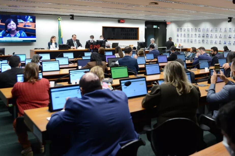 PEC do Piso da Enfermagem é aprovada por comissão especial da Câmara