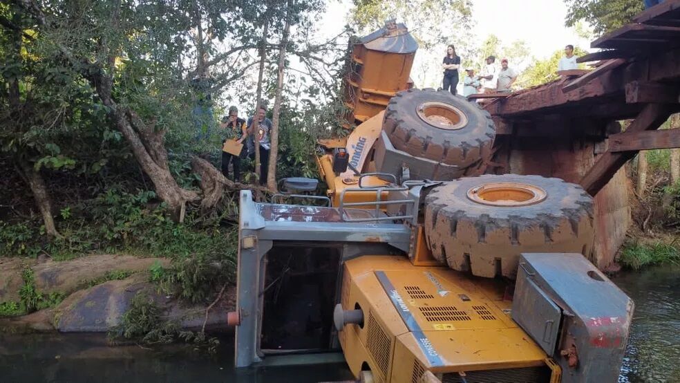 Homem morre esmagado por trator após perder controle do veículo e cair em ponte, em Mato Grosso do Sul