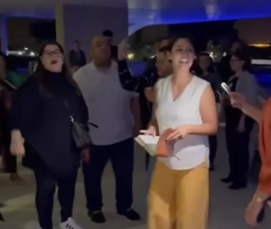Michelle Bolsonaro leva evangélicos para orar de madrugada dentro do Palácio do Planalto Michelle Bolsonaro leva evangélicos para orar de madrugada dentro do Palácio do Planalto