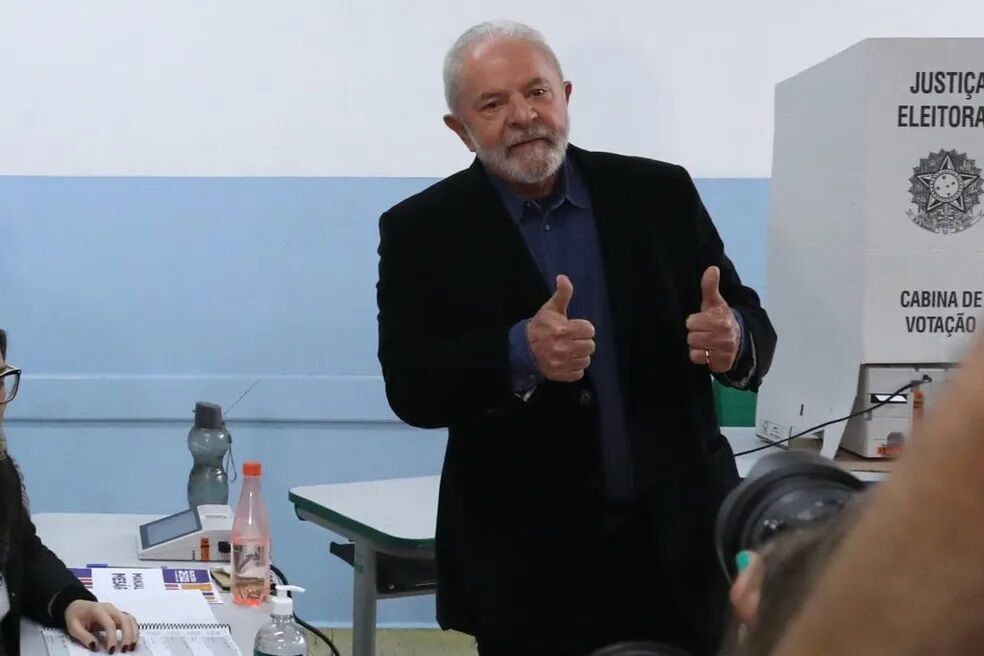 Lula beija comprovante após votar em São Paulo: 'Essa é a eleição mais importante' Lula beija comprovante após votar em São Paulo: 'Essa é a eleição mais importante'